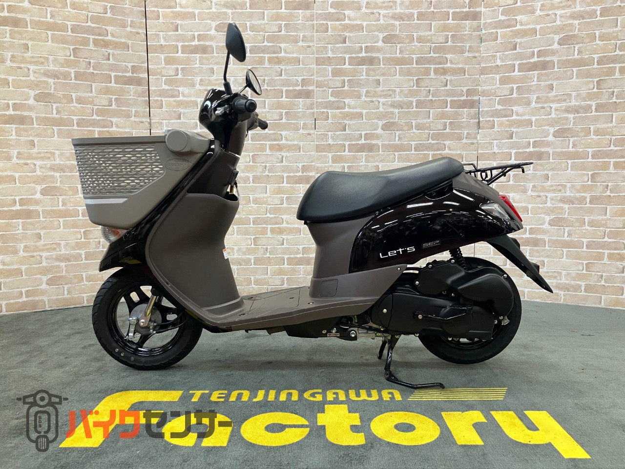レッツバスケット ワンオーナー　ロールシャッター付前カゴ搭載モデル　グラスミッドナイトブラウン　メットインスクーター_1