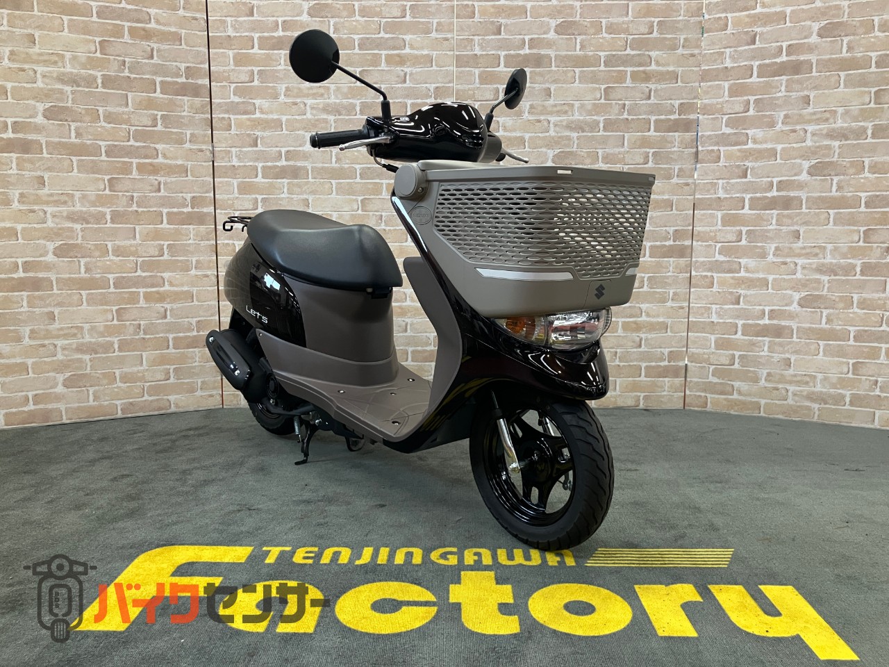 レッツバスケット ワンオーナー　ロールシャッター付前カゴ搭載モデル　グラスミッドナイトブラウン　メットインスクーター_2