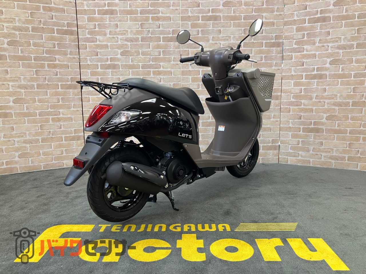 レッツバスケット ワンオーナー　ロールシャッター付前カゴ搭載モデル　グラスミッドナイトブラウン　メットインスクーター_4