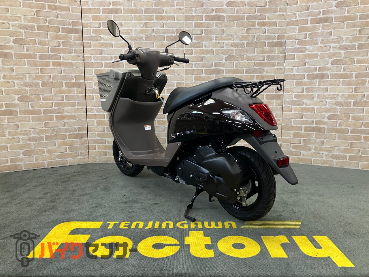 レッツバスケット ワンオーナー　ロールシャッター付前カゴ搭載モデル　グラスミッドナイトブラウン　メットインスクーター_5