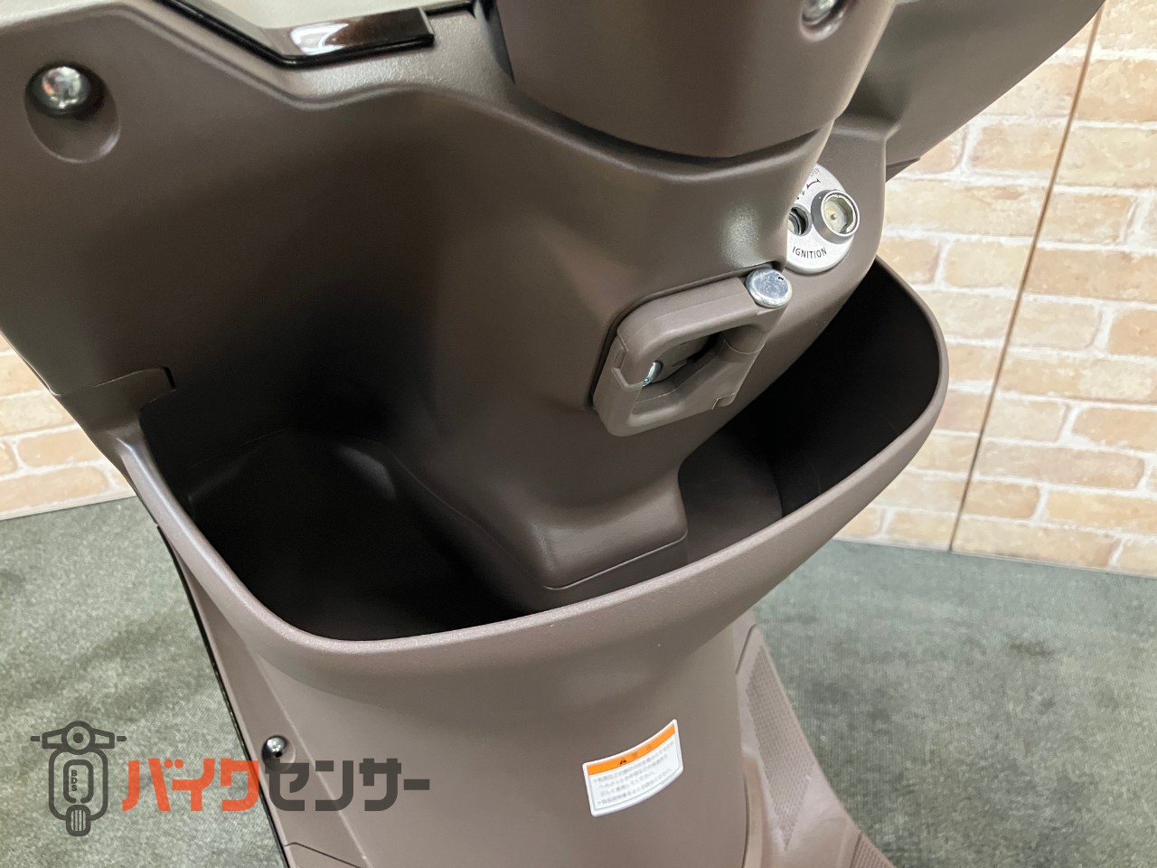 レッツバスケット ワンオーナー　ロールシャッター付前カゴ搭載モデル　グラスミッドナイトブラウン　メットインスクーター_9