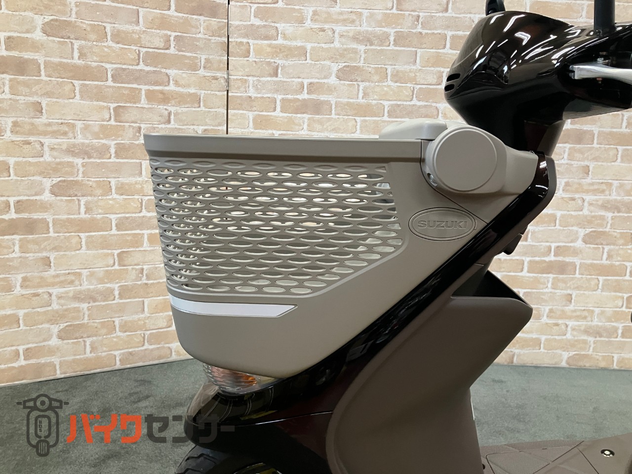 レッツバスケット ワンオーナー　ロールシャッター付前カゴ搭載モデル　グラスミッドナイトブラウン　メットインスクーター_11