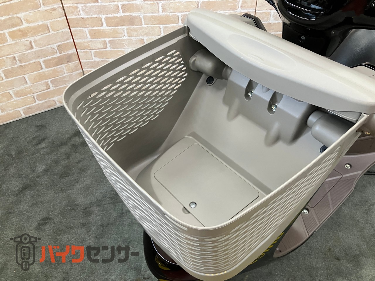 レッツバスケット ワンオーナー　ロールシャッター付前カゴ搭載モデル　グラスミッドナイトブラウン　メットインスクーター_20