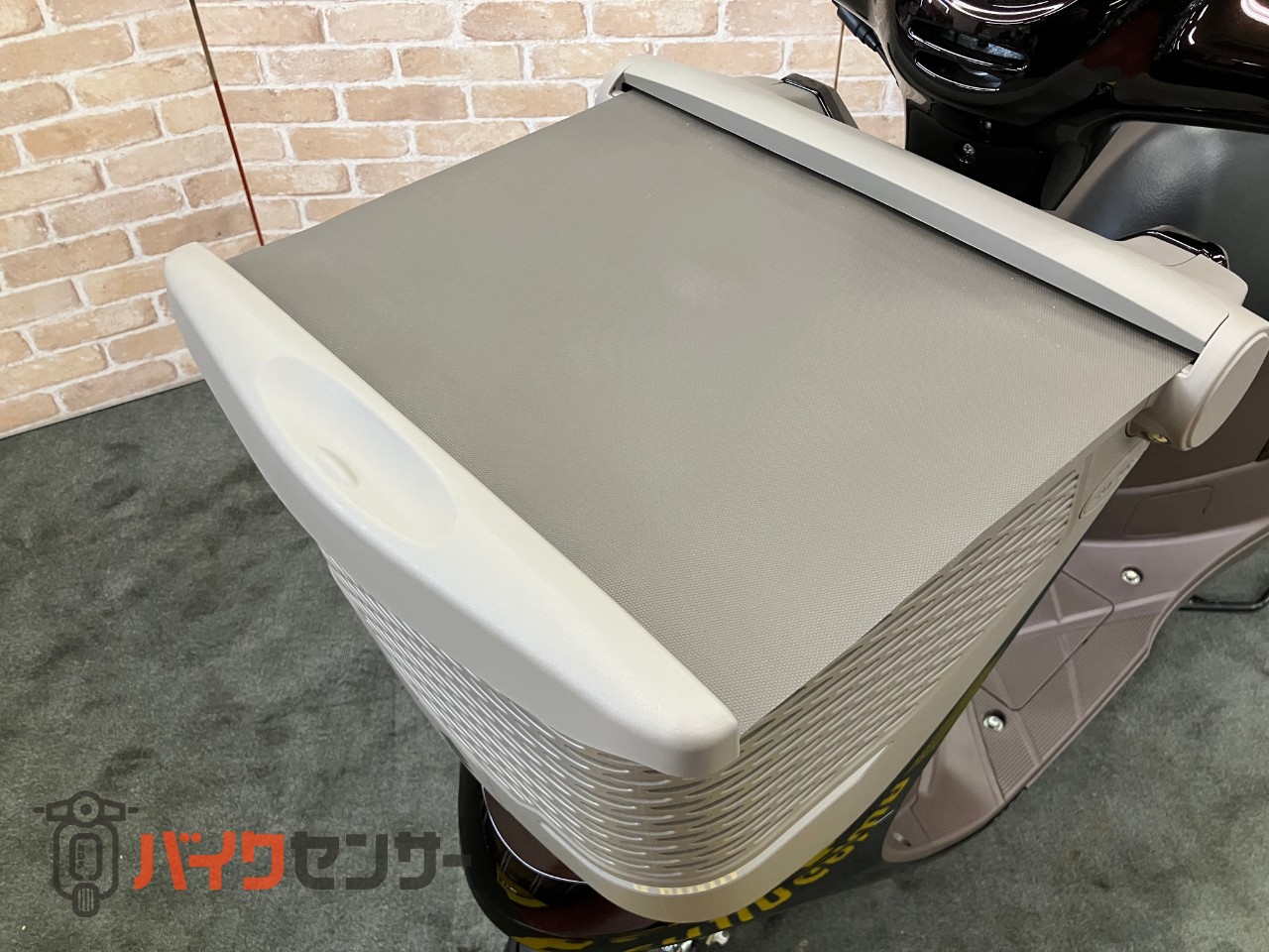 レッツバスケット ワンオーナー　ロールシャッター付前カゴ搭載モデル　グラスミッドナイトブラウン　メットインスクーター_21