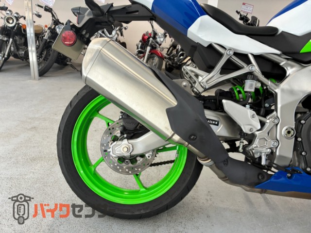 NINJA ZX-4RR 40thアニバーサリーエディション・エンジンスライダー