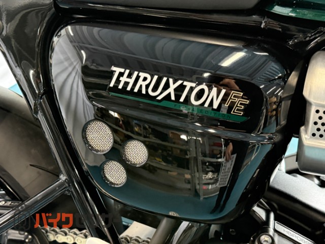 トライアンフ スラクストン1200RS FE シート