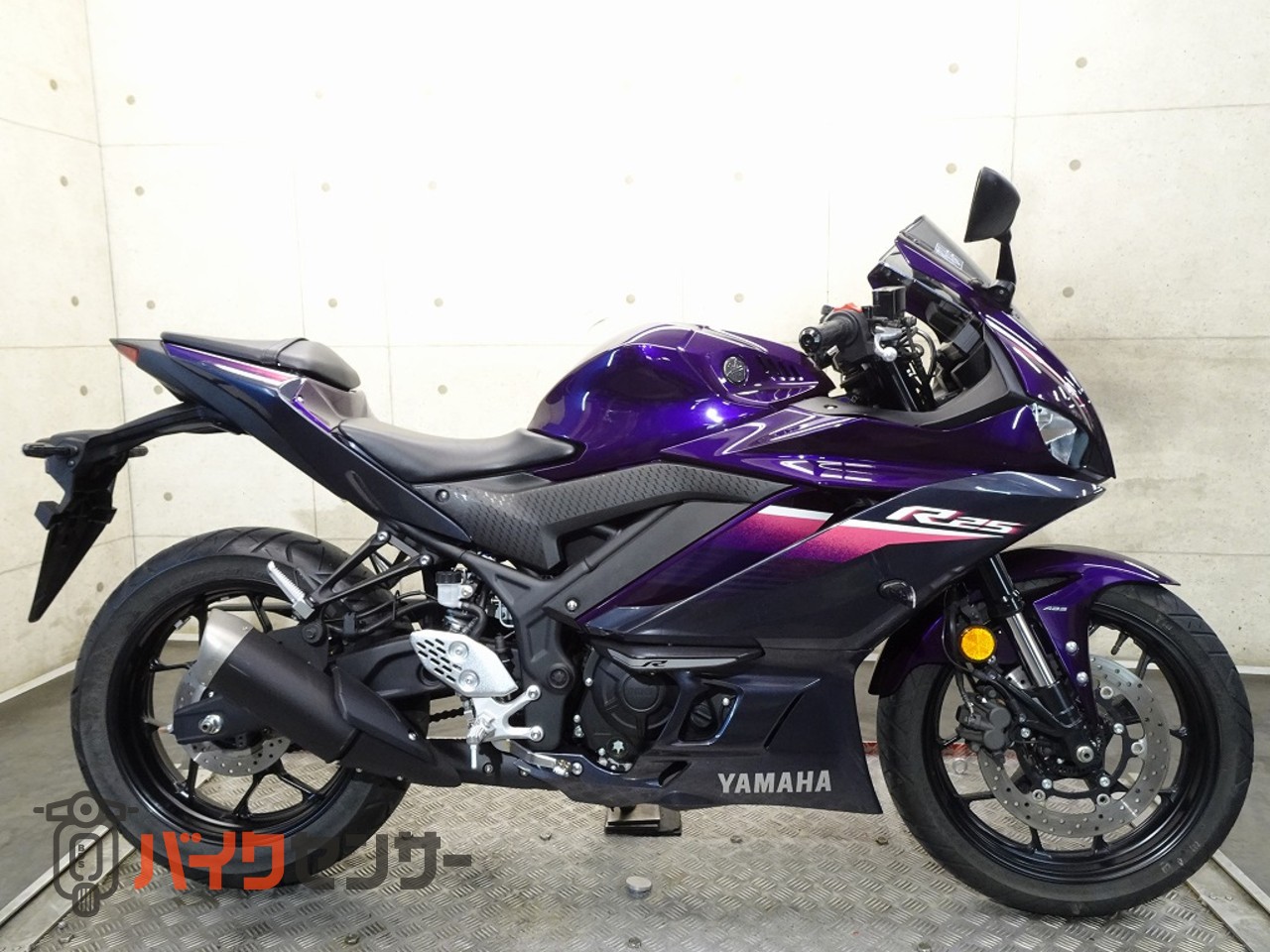 ヤマハ YZF-R25 RG74J 2023年モデル マルチバー USB電源