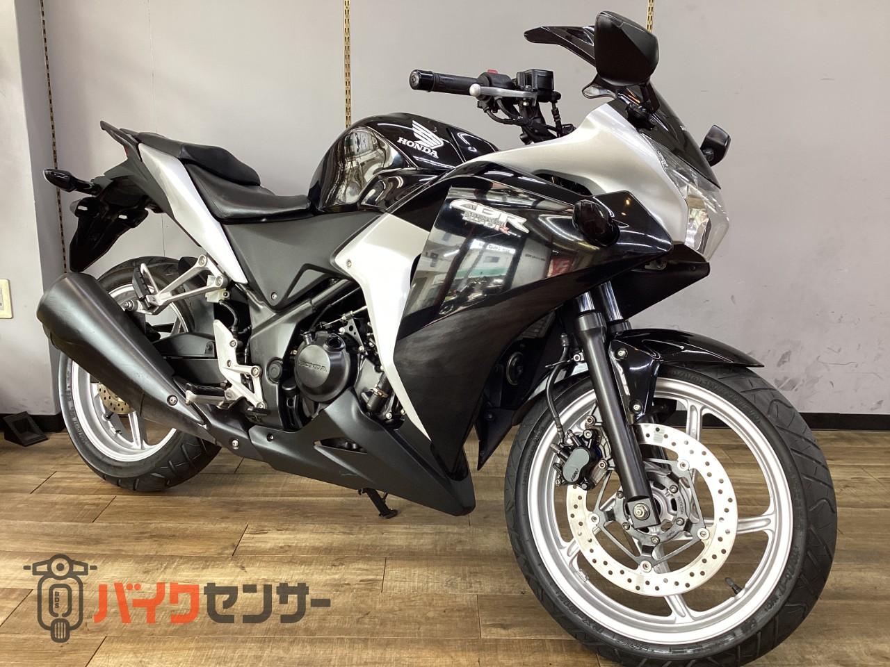 ホンダCBR250Rをジッ と眺める映像? 試乗させてもらいましたが良かっ 