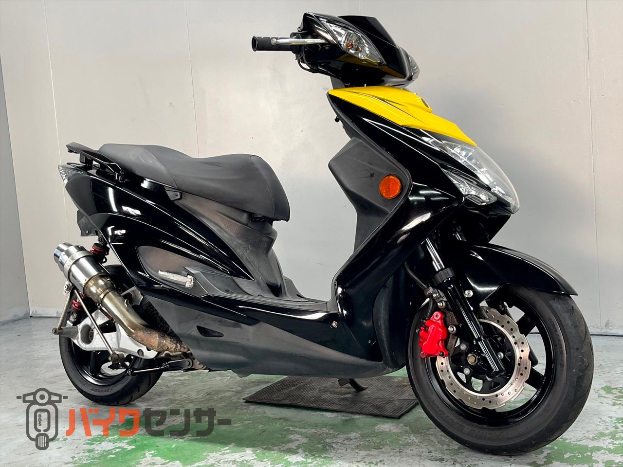 機関絶好調　シグナスX   2011年式　走行距離11837km  グリップヒーター　プラナスマフラー　新品タイヤ付き  125cc   スクーター　バイク ヤマハ シグナス125X 2013年モデル インジェクション 社外マフラー