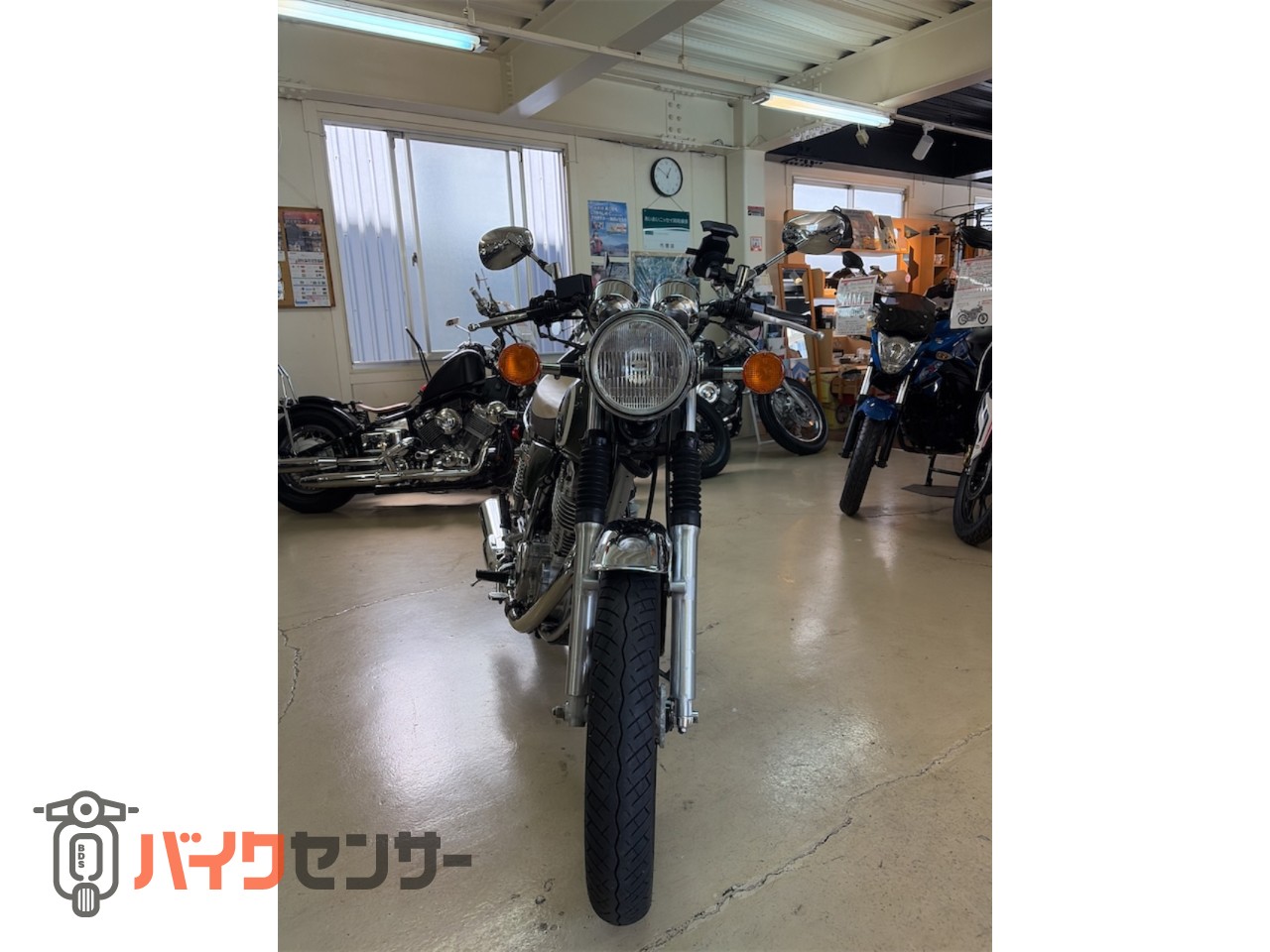 ヤマハ SR400 35thアニバーサリーモデル・USBソケット・スマホホルダー