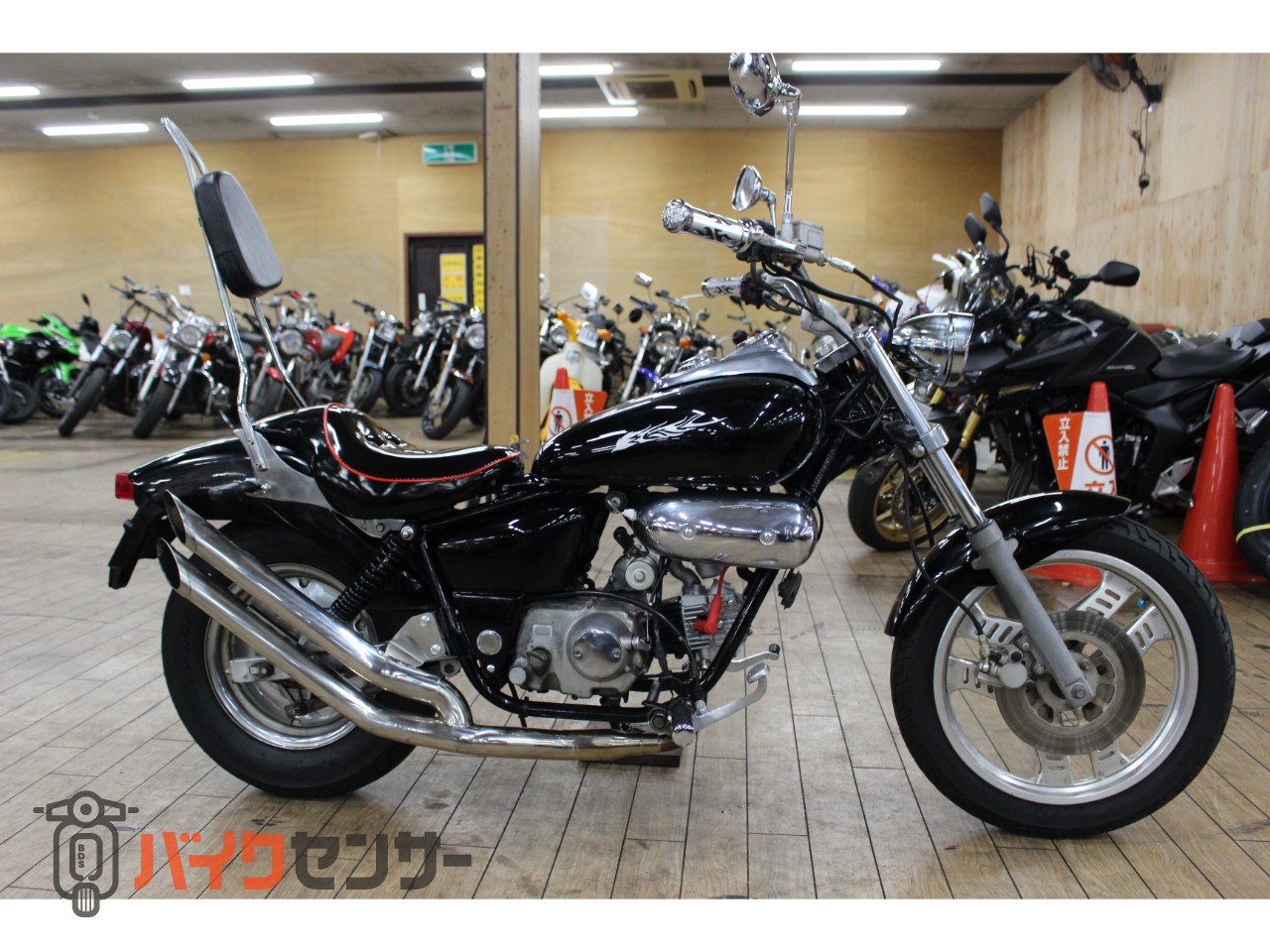 ホンダ 大阪～整備済み マグナ50 カスタム車両 リアタイヤ、バッテリー