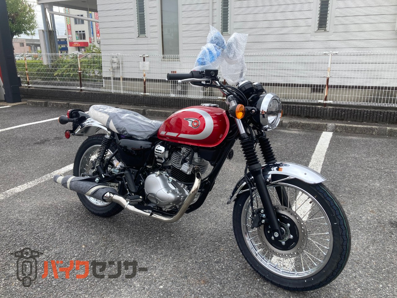 カワサキ W230・2026年モデル・キャンディパーシモンレッド × エボニー