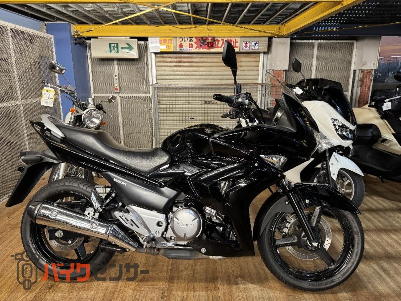 スズキ GSR250F アッパーとアンダーカウル付きのF！レアです B667612 