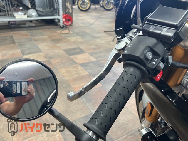 スラクストン1200RS リアオーリンズETC2．0純正ロケットカウル