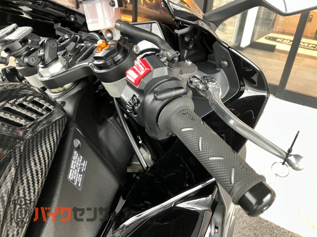 YZF-R1 アクラポビッチマフラー カーボンパーツ多数 フェンダーレス