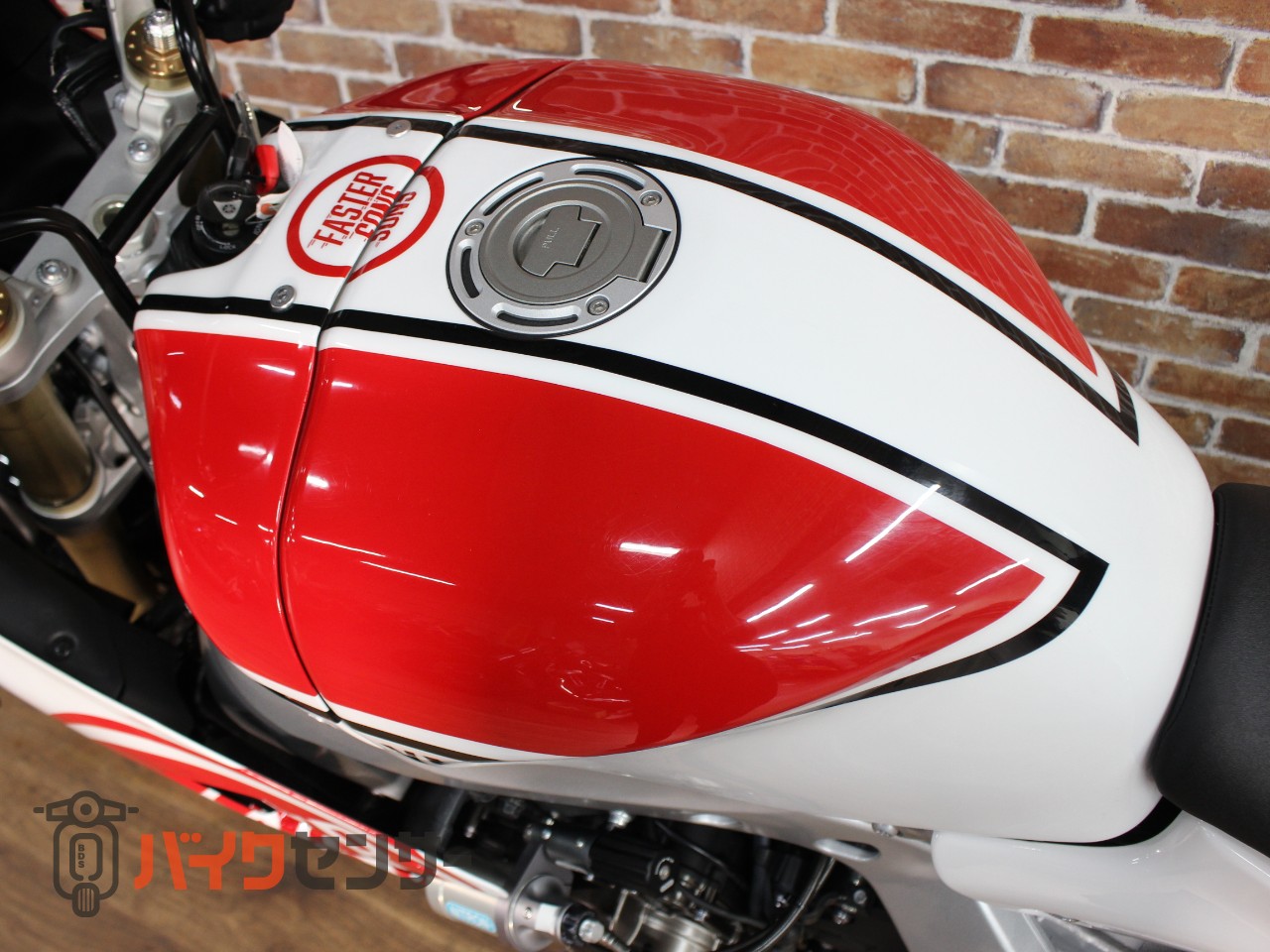 【メーカー不明】ヤマハ 旧車カスタムシート 赤FRPベース 詳細不明 当時物？ ヤマハ XSR900GP ETC NITRONサス babyfaceバックステップ
