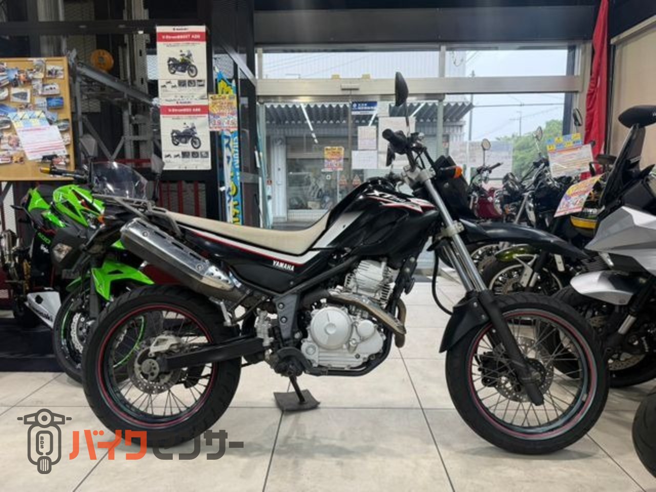 ヤマハ XT250X [モタード!] 足つき性の良さ(シート高790mm)で大型から