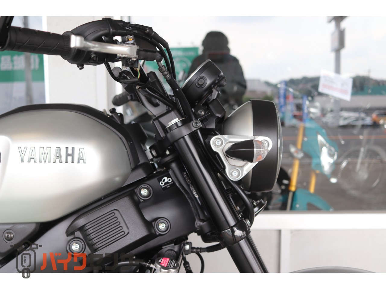 ヤマハ XSR125 2024年モデル シルバー マルチバー 社外ハンドル