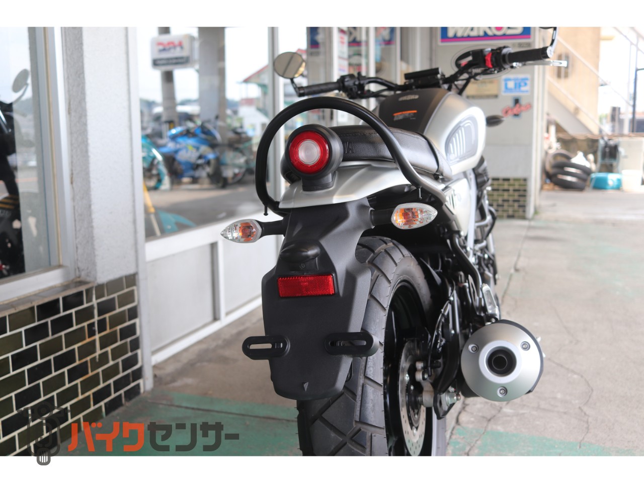 ヤマハ XSR125 2024年モデル シルバー マルチバー 社外ハンドル