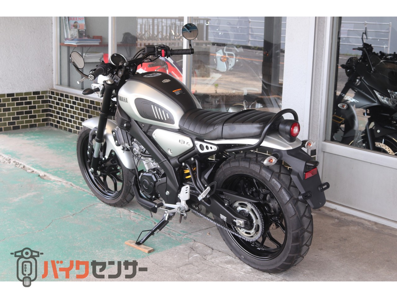 ヤマハ XSR125 2024年モデル シルバー マルチバー 社外ハンドル