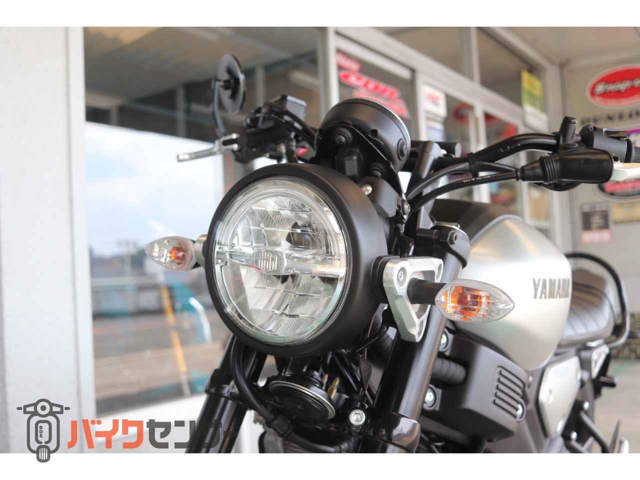 ヤマハ XSR125 2024年モデル シルバー マルチバー 社外ハンドル