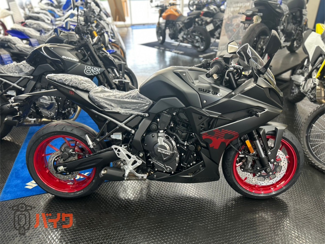 スズキ GSX-8R 2026年モデル ブラックメタリックNo.2 トラクション