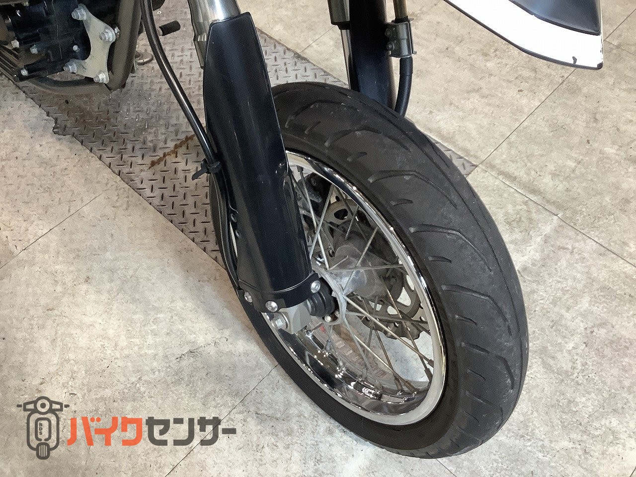 カワサキ D-トラッカー125 前後タイヤ新品 インジェクション USB電源