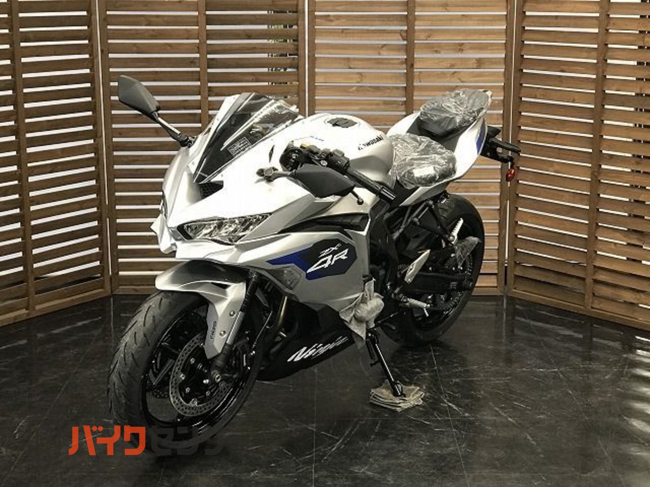 カワサキ ZX-4R [SE] 2027年モデル・ギャラクシーシルバー B687645