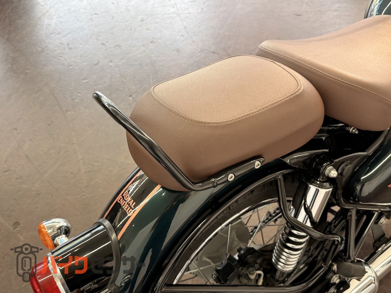 ロイヤルエンフィールド クラシック350 メーターバイザー エンジン