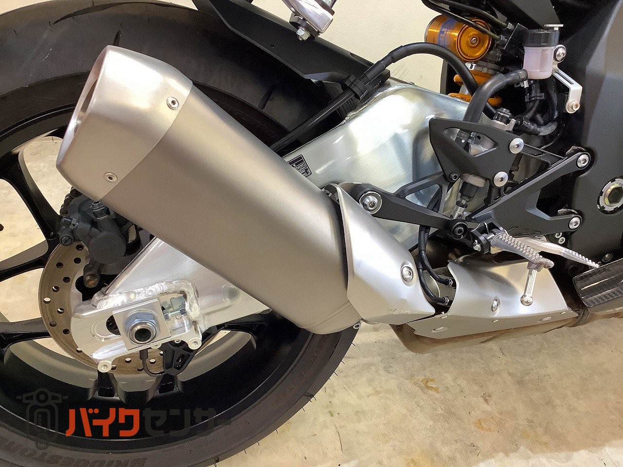 ヤマハ YZF-R1M【マルチバー・USB・エンジンスライダー装備】 B695003