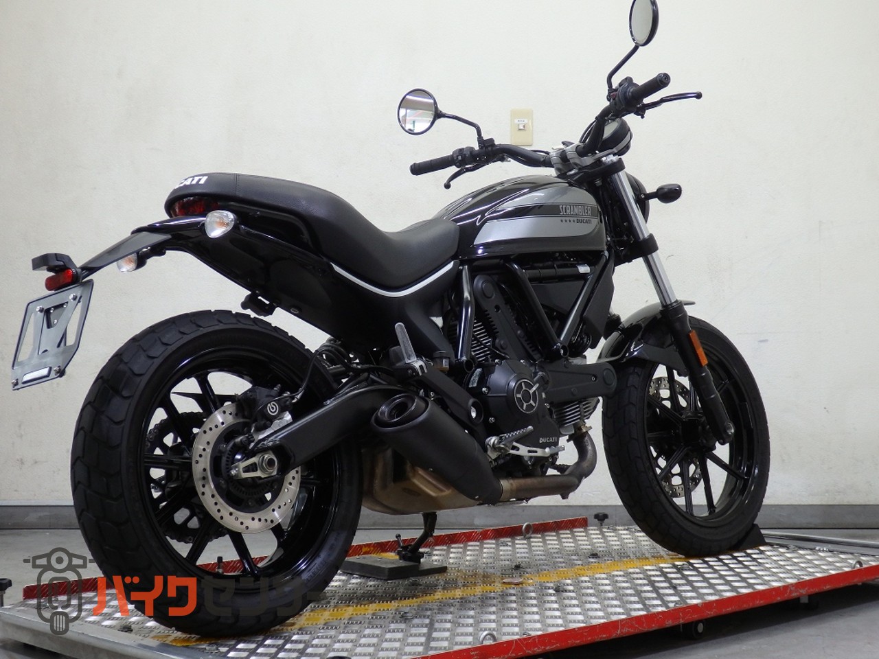 0464【DUCATI ドゥカティ スクランブラー Sixty2 2016 純正タンク