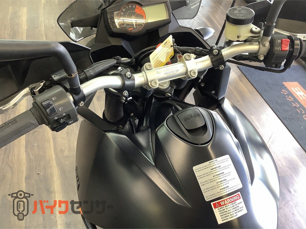 KTM 990 SUPER MOTO-T【戦闘的なモタードをベースとしたオンロード