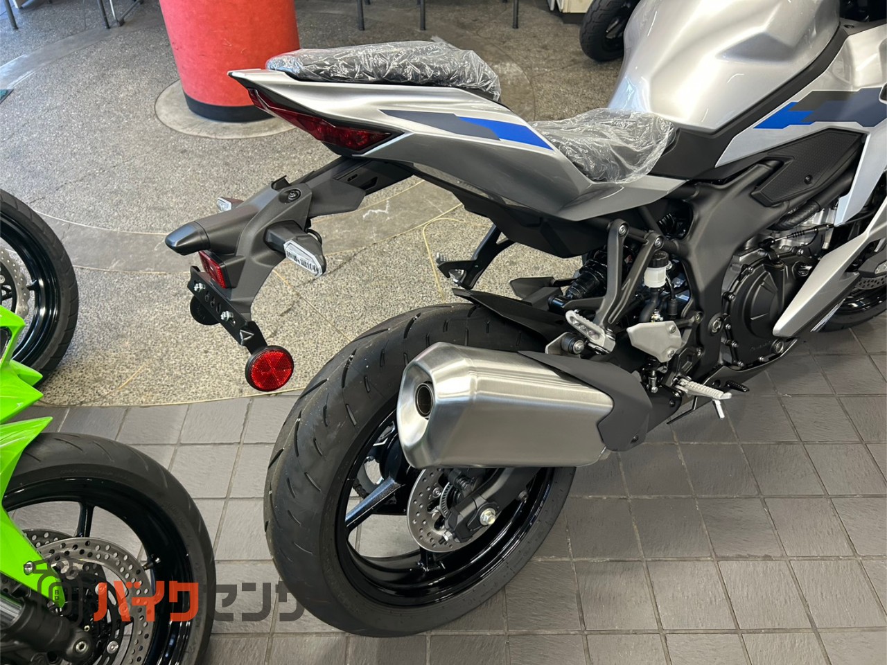 カワサキ Ninja ZX-4R SE 2027年モデル ギャラクシーシルバー クイック