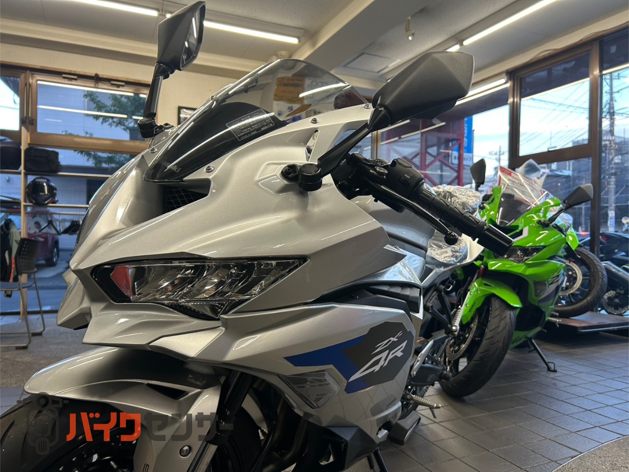 カワサキ Ninja ZX-4R SE 2027年モデル ギャラクシーシルバー クイック