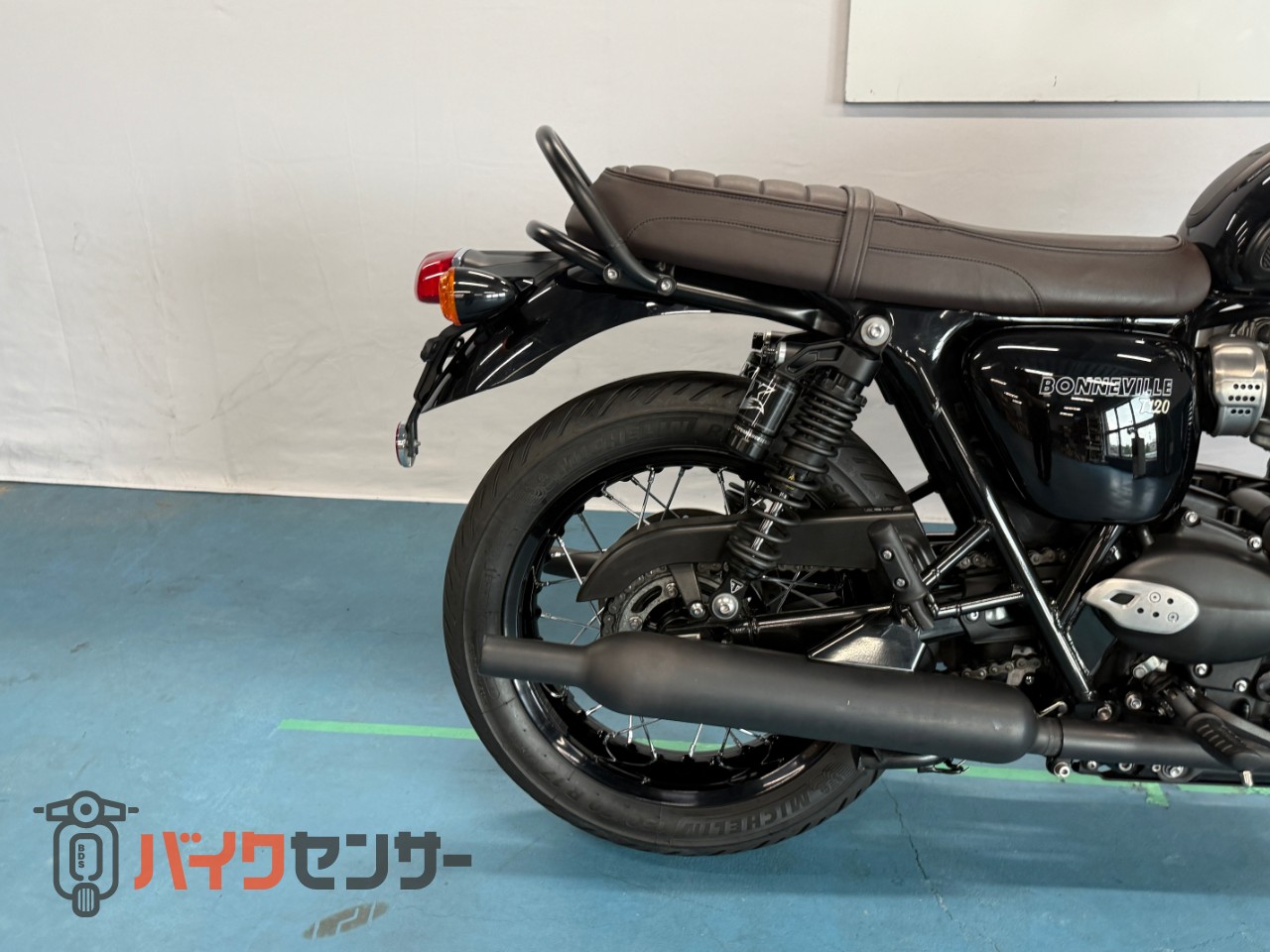 トライアンフ ボンネビルT120 ブラック オプションFOXリアサス