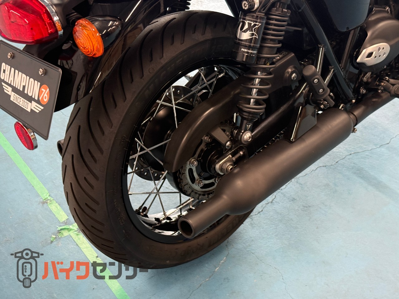 トライアンフ ボンネビルT120 ブラック オプションFOXリアサス