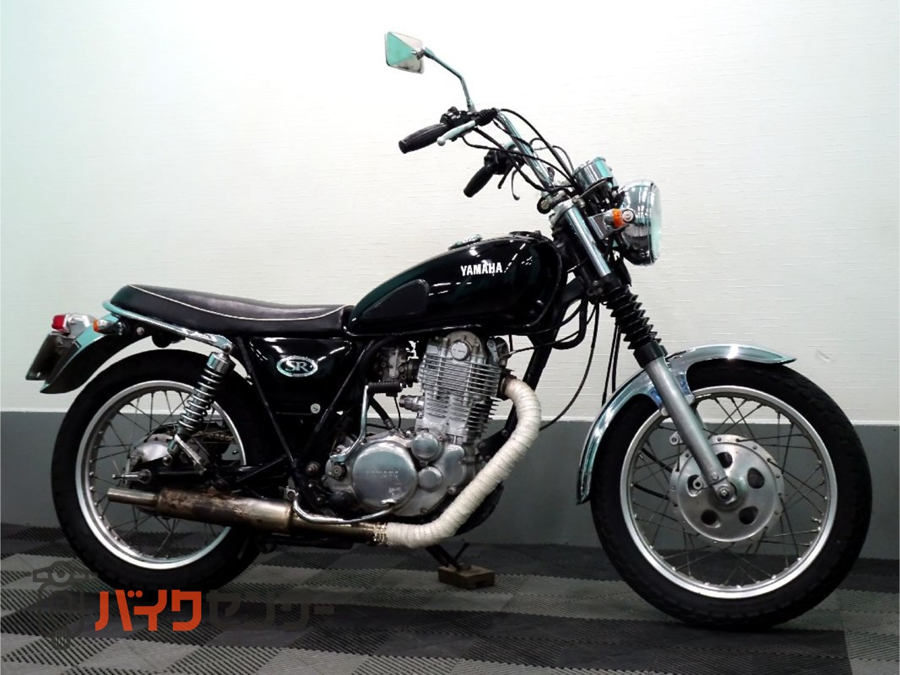 ヤマハ SR400このシンプルな車体。 そこにWMシート＋キャプトン