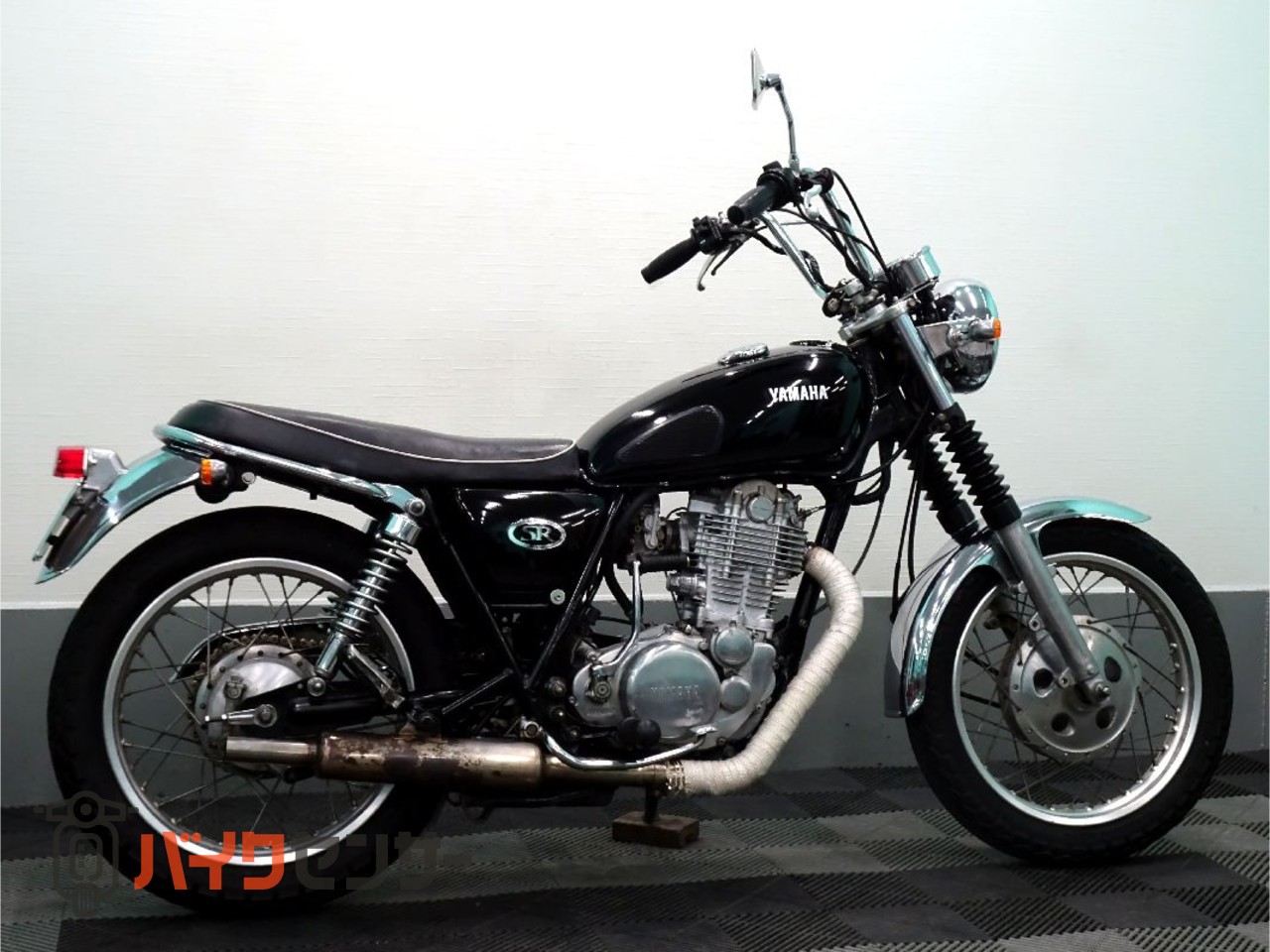 ヤマハ SR400このシンプルな車体。 そこにWMシート＋キャプトン