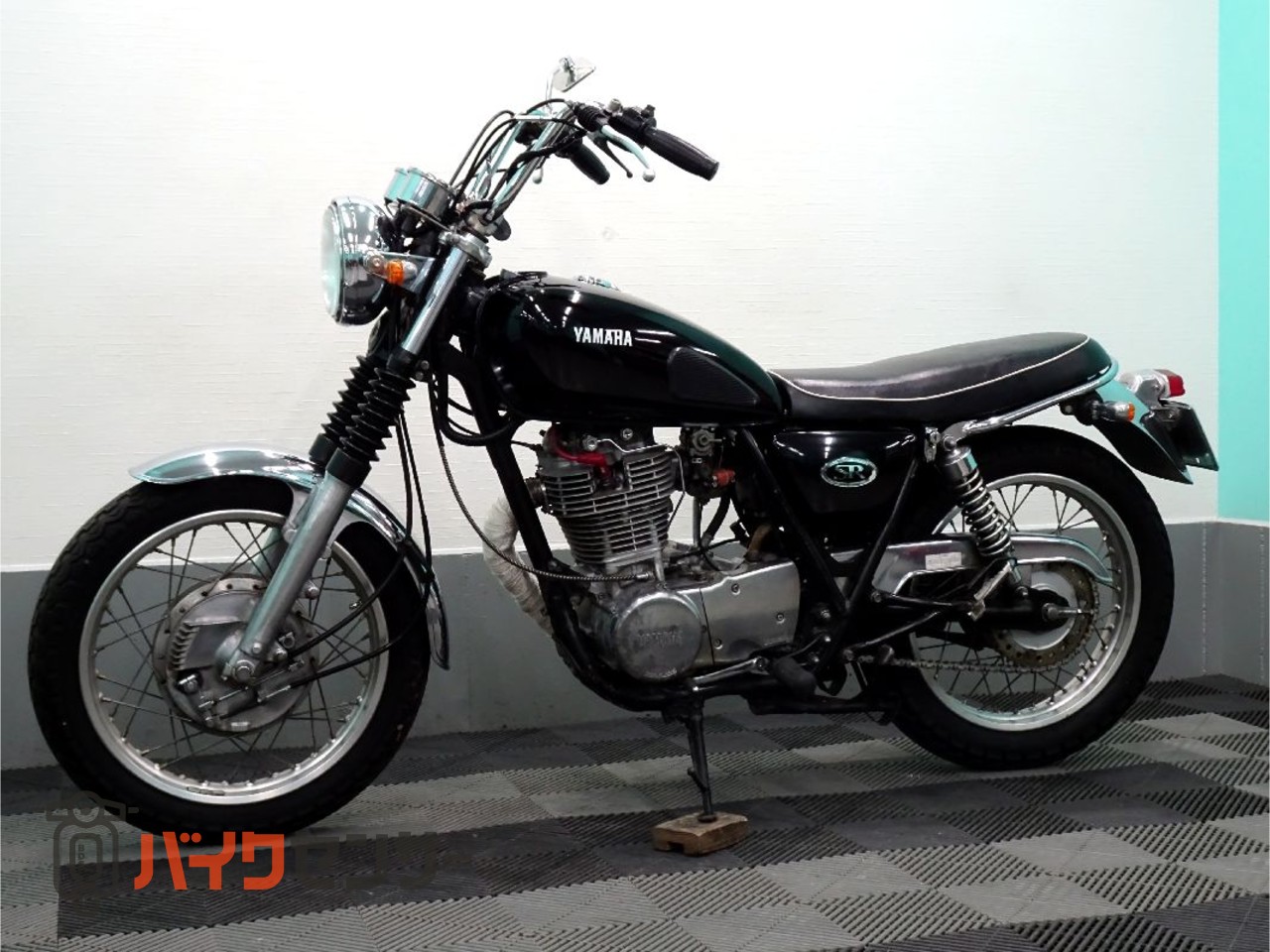 ヤマハ SR400このシンプルな車体。 そこにWMシート＋キャプトン