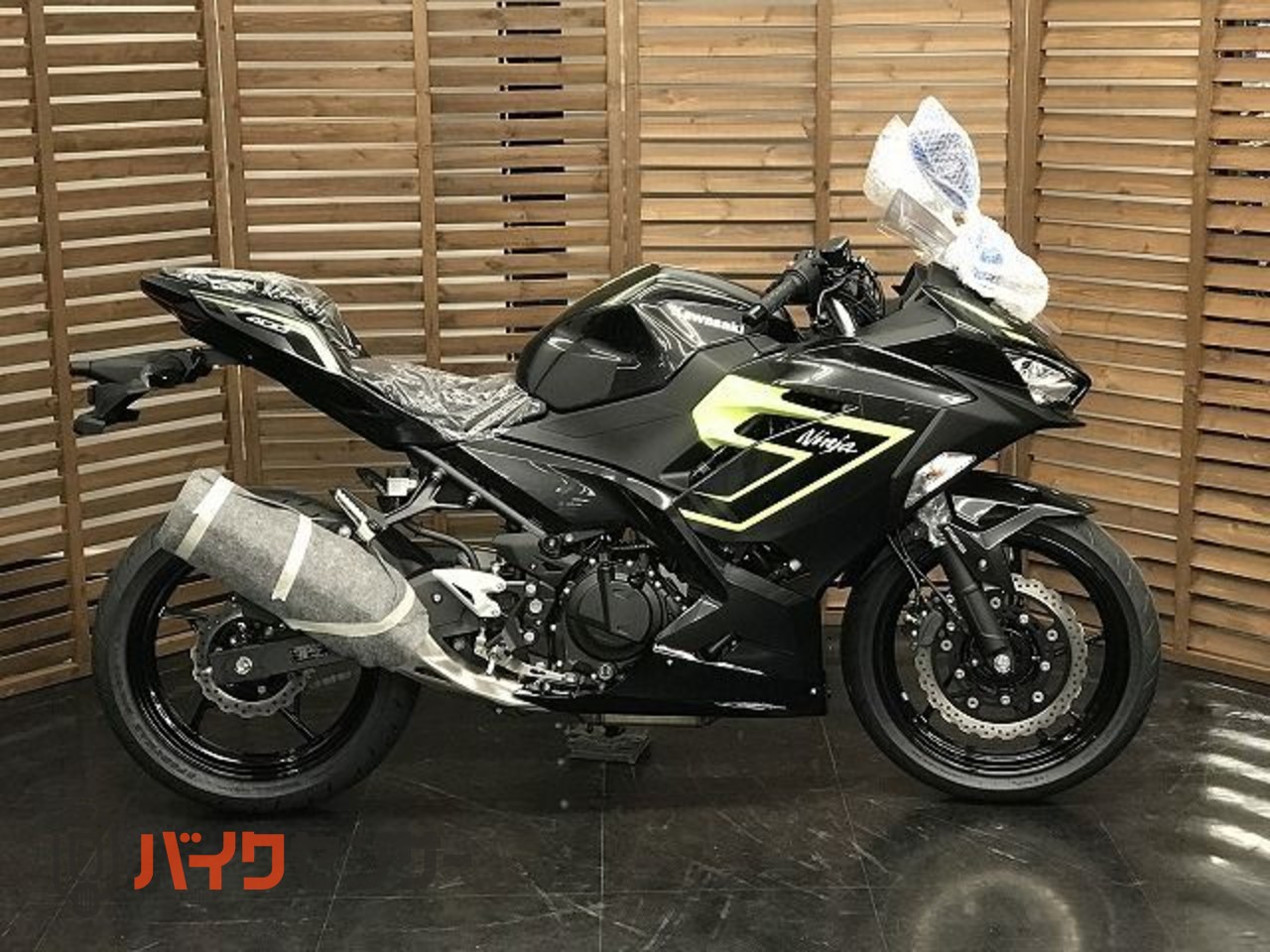 カワサキ Ninja400 2027年モデル メタリックカーボングレー・エボニー