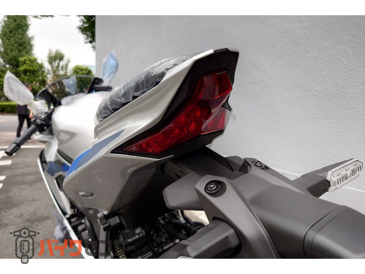 カワサキ Ninja ZX-4R SE 2027モデル ギャラクシーシルバー クイック