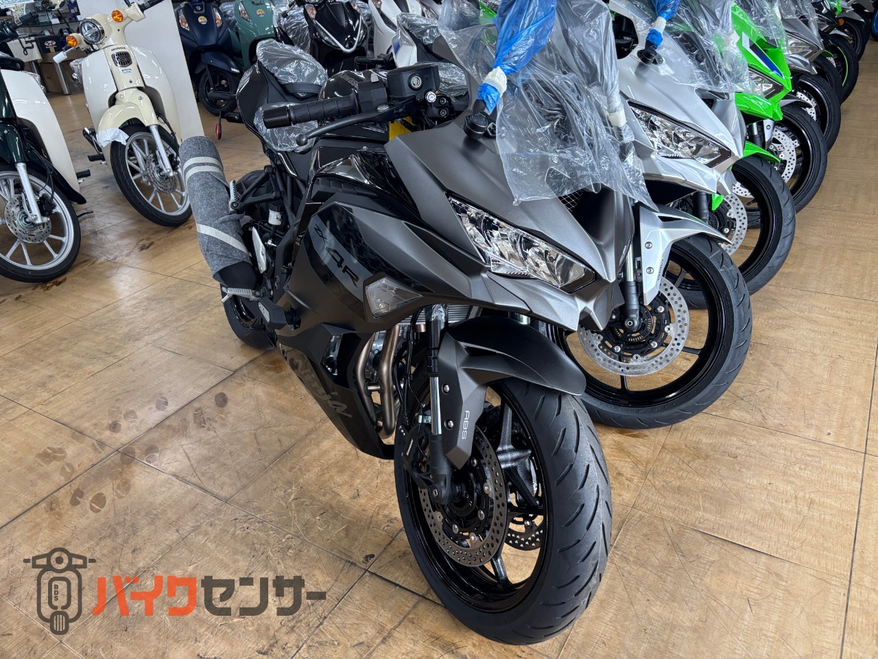 カワサキ Ninja ZX-4R SE 2027年モデル グレーブラック 新車 B704440