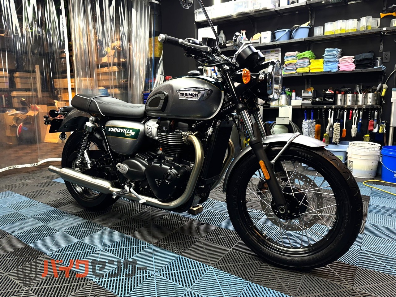トライアンフ ボンネビルT100 ゴールドラインエディション ワン