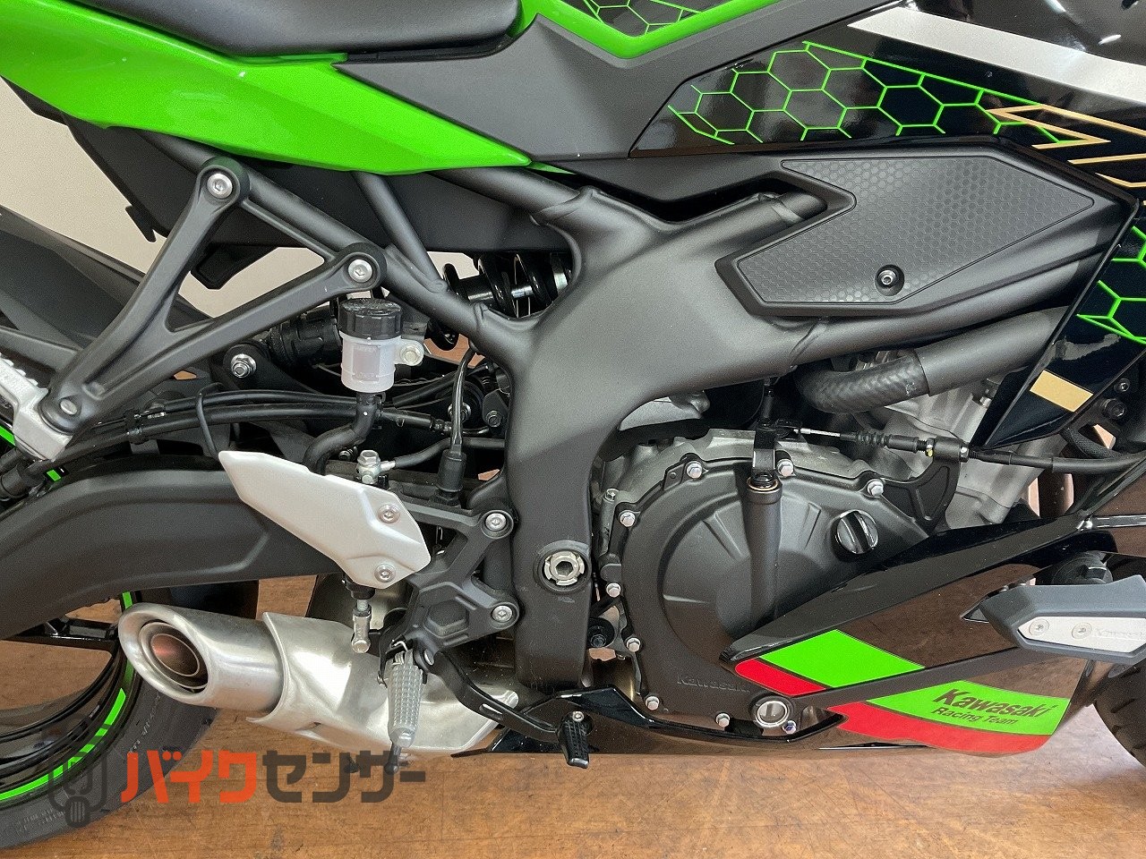 カワサキ Ninja ZX-25R SE 2021年モデル！シングルシートカバー装備