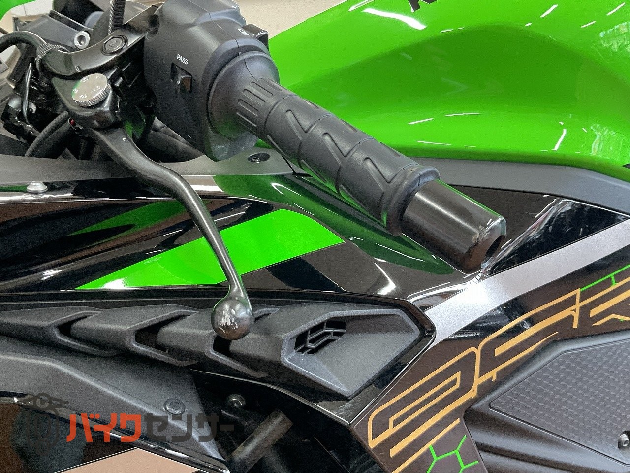 カワサキ Ninja ZX-25R SE 2021年モデル！シングルシートカバー装備