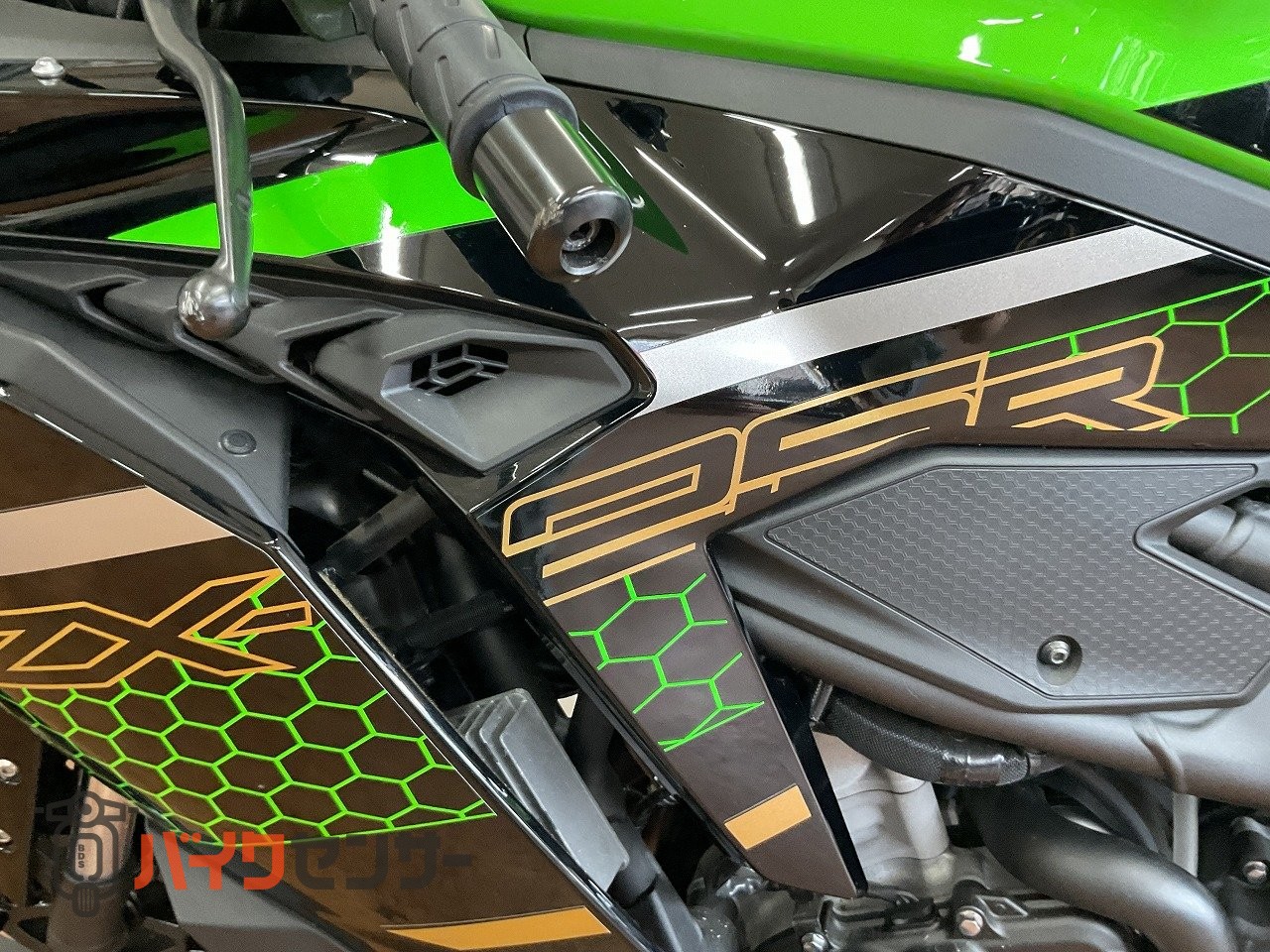 カワサキ Ninja ZX-25R SE 2021年モデル！シングルシートカバー装備