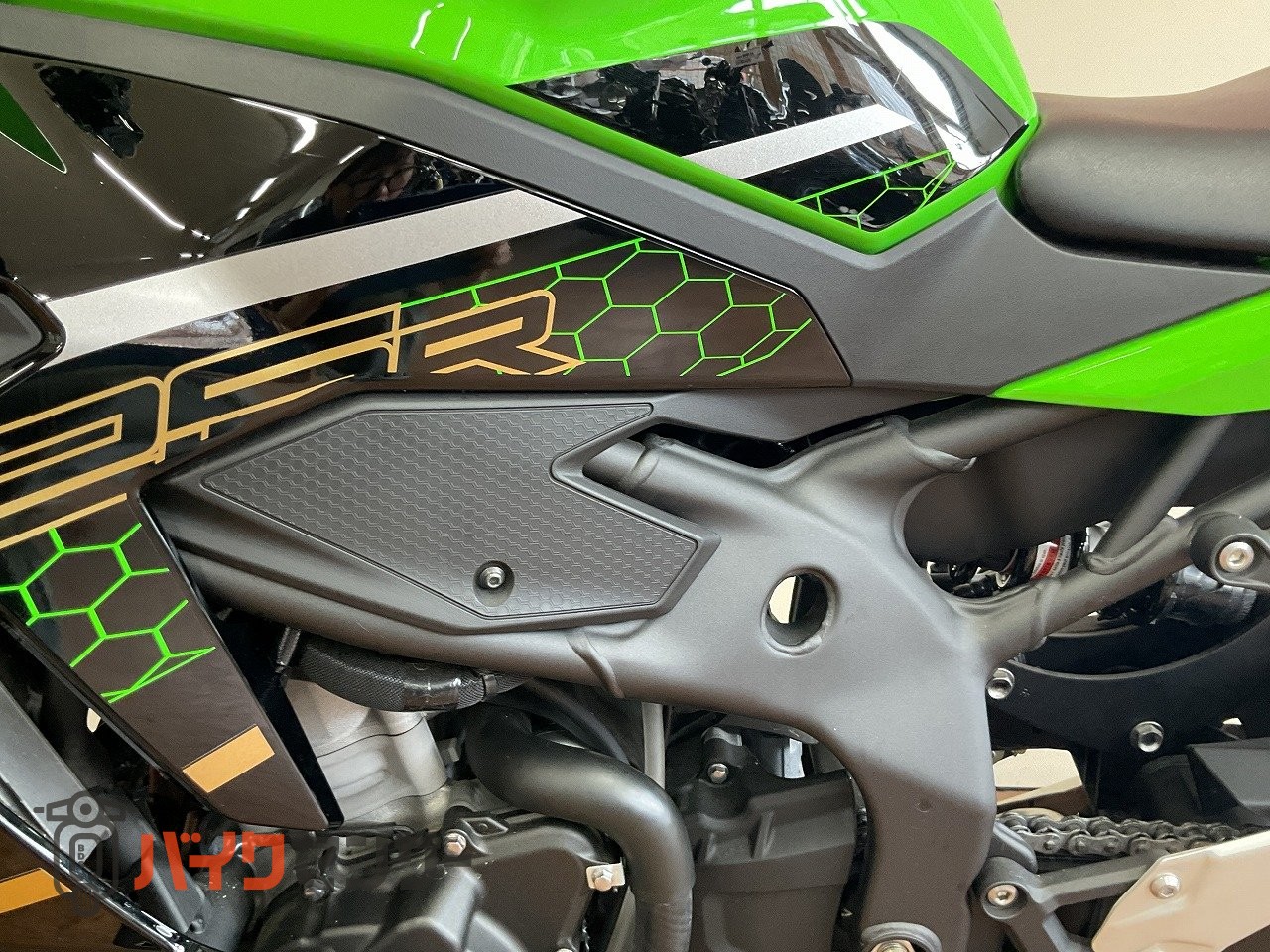 カワサキ Ninja ZX-25R SE 2021年モデル！シングルシートカバー装備