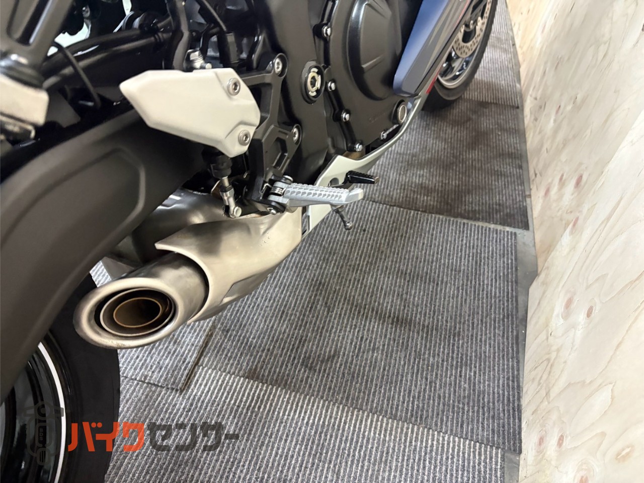 カワサキ Ninja ZX-25R シングルシートカウル レーシングスタンド