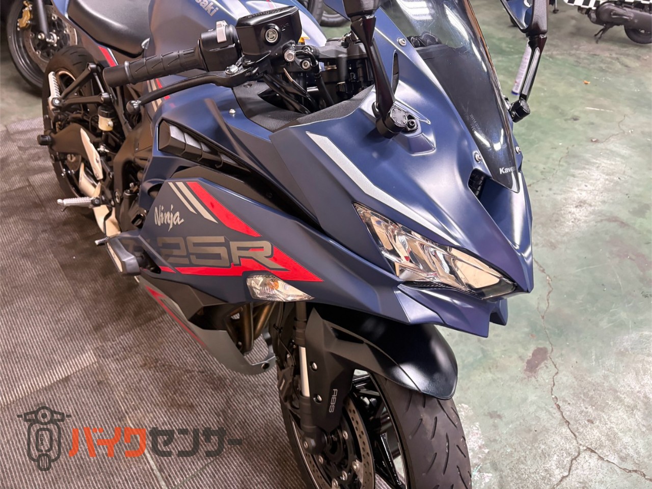 カワサキ Ninja ZX-25R シングルシートカウル レーシングスタンド