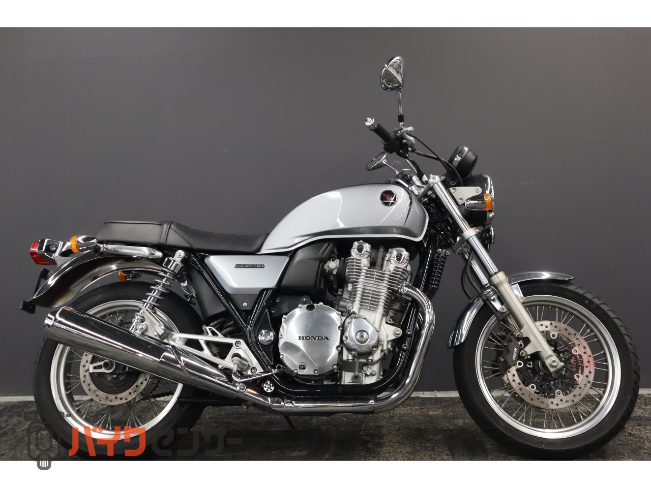 ホンダ CB1100EX 2014モデル 2本出しマフラー、17リットル燃料タンク